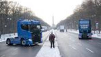 Demonstration: Mehr als 500 Lkw blockieren Straßen ums Brandenburger Tor