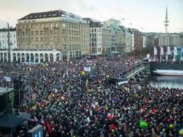 menschen kollabieren in hamburg: demo gegen rechts wächst und wächst, dann abbruch