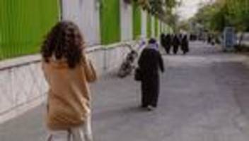 repression im iran: iranische behörden warnen frauen in sms vor kopftuchverstößen
