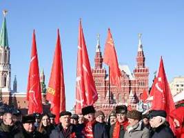 zum 100. todestag von lenin: russische kommunisten versammeln sich auf dem roten platz