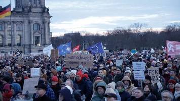 polizei: mindestens 60.000 menschen bei demo gegen rechts