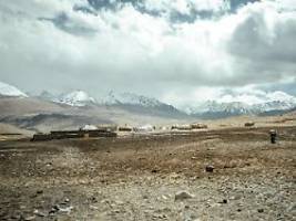 krankenflieger ohne treibstoff: absturzopfer holt in afghanischen bergen hilfe