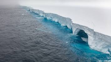 viermal so groß wie berlin - spektakuläre bilder zeigen, wie der größte eisberg der welt einfach wegschmilzt
