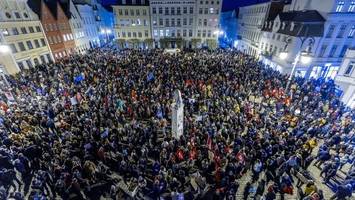 2500 schweriner demonstrieren für weltoffenheit und toleranz