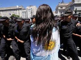 Arbeiter legen Argentinien lahm: Der Widerstand gegen Milei formiert sich