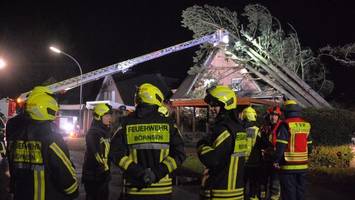 Sturm hinterlässt Spuren: Feuerwehr zwölf Stunden im Einsatz