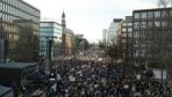 demos gegen rechts: tausende hamburger demonstrieren erneut gegen rechtsextremismus