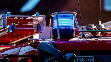 zwei menschen bei brand in treppenhaus leicht verletzt