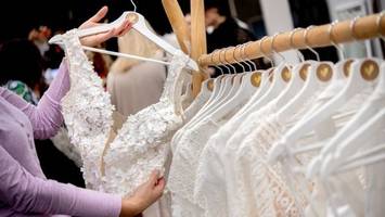 Schlichtes Kleid: Hochzeitsmesse zeigt Trends