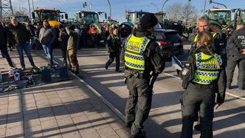 bauerndemo: blockaden sorgen für empörung in finkenwerder