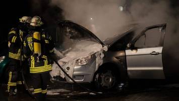 brandstifter zünden auto an – zweiter wagen brennt mit ab