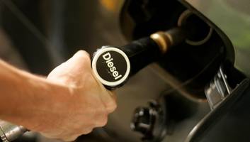 Österreich - diesel für 1,17 euro! autofahrer stürmen tankstelle mit kanistern