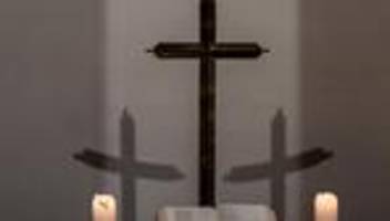 kirche: gemeinde protestiert gegen priester: bischof lenkt ein