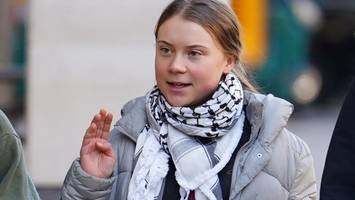 Greta Thunberg erscheint zu Prozessbeginn in London