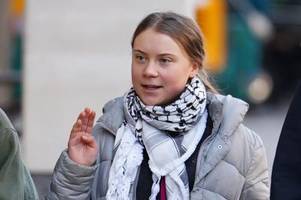 Greta Thunberg erscheint zu Prozessbeginn in London