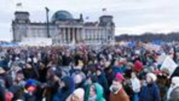 berlin: 100.000 menschen zu demonstration gegen rechts am bundestag erwartet