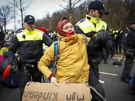 aktion in den haag: 1000 festnahmen nach autobahnblockade von klimaaktivisten