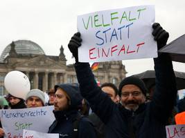 reichstag: 120 000 menschen demonstrieren in berlin gegen rechtsextremismus