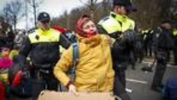 proteste in den niederlanden: rund tausend festnahmen bei autobahnblockade