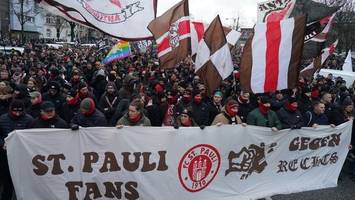 st. pauli: 7000 fußballfans demonstrieren gegen rechts