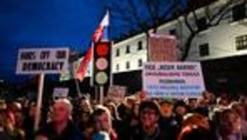 Robert Fico: Tausende Slowaken demonstrieren gegen geplante Justizreform