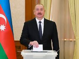 keine richtigen gegenkandidaten: aserbaidschans amtsinhaber aliyev gewinnt umstrittene wahl