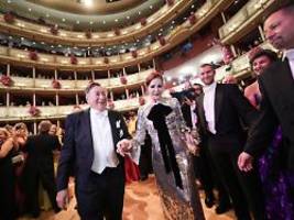 Eine Traumfrau: Priscilla Presley macht Lugner auf Opernball glücklich