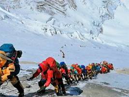 kampf gegen umweltverschmutzung: mount-everest-bergsteiger müssen kot mitnehmen