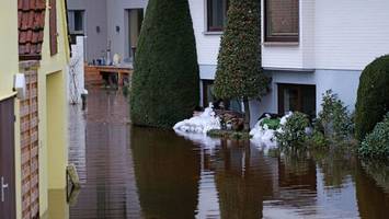 Wieder viel Regen: Feuerwehr baut Hochwasserschutz auf