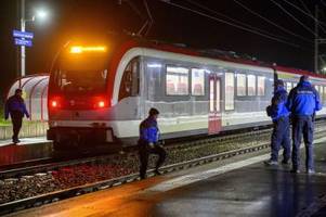Geiselnehmer hält 15 Menschen in Zug fest und wird von Polizei erschossen