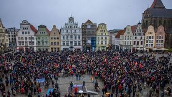 tausende demonstrieren deutschlandweit gegen rechts