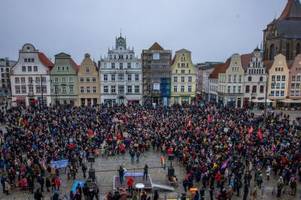 Tausende demonstrieren deutschlandweit gegen rechts