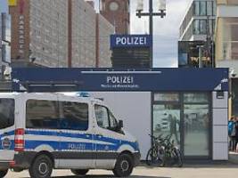 21-jährigen attackiert: vier berliner polizisten wegen misshandlung angeklagt
