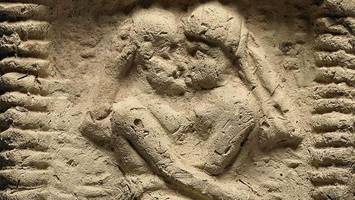 erster dokumentierter kuss der menschheit entdeckt