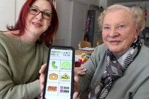 Du kommst doch nicht aus Dummsdorf: 93-Jährige macht sich fit am Handy