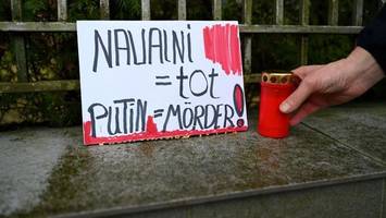 trauer um nawalny vor russischem konsulat in hamburg