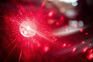 rettungswagen mit laserpointer geblendet: drei verdächtige