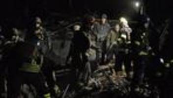 ukraine-krieg: tote in wohnhaus nach luftangriffen auf kramatorsk