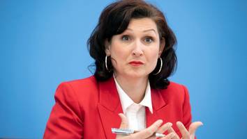 antidiskriminierungsbeauftragte - ferda ataman: „migration gehört zu deutschland wie die bratwurst!“