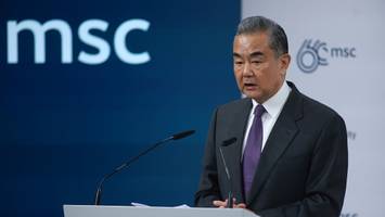 Peking im Kreuzverhör - Wang Yi stellt sich Genozid-Vorwurf in München - und arrangiert Fakten neu