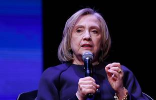 Bei Talk-Auftritt in Berlin   - Zwischenrufer stören Clinton