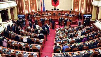 albaniens parlament billigt migrationsabkommen mit italien