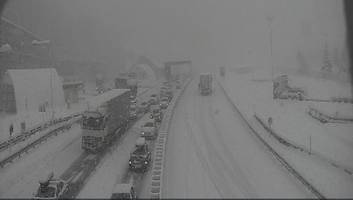 40 Zentimeter Neuschnee - Starke Schneefälle: Brenner-Autobahn nach Italien komplett gesperrt