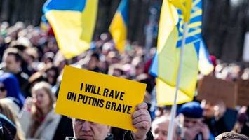 tausende menschen erinnern an den angriff auf die ukraine