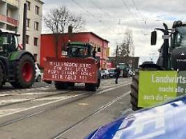 Brennende Reifen, fliegende Eier: Bauern blockieren Ricarda Lang in Magdeburg