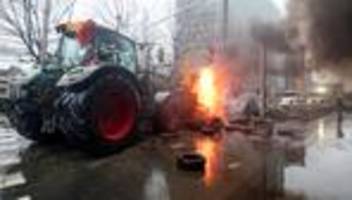 eu-agrarministertreffen: bauernprotest in brüssel eskaliert – polizei setzt wasserwerfer ein