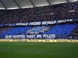 fußball-fans gegen staatsmacht: ganz hamburg hasst die polizei-choreo sorgt für Ärger