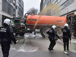 polizei setzt wasserwerfer ein: bauernproteste in brüssel schlagen in gewalt um