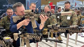 Treffen der Rüstungsindustrie - Auf einer Waffenmesse fühle ich plötzlich den Krieg – und greife zum Sturmgewehr