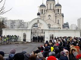 vor nawalnys beerdigung: polizei riegelt umgebung um friedhof ab - mobiles internet gedrosselt